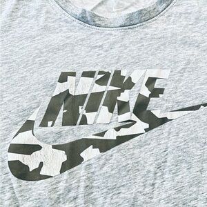 Nike Light Gray Men's Short Sleeve Tee